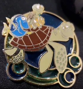 Prendedor Disney 36077 Buscando a Nemo Paseo Tortuga Vidrieras Crush Squirt Marlin Dory - Imagen 1 de 10