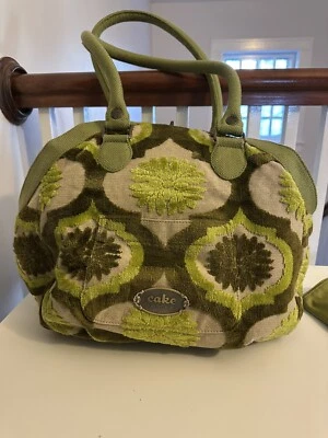 Bolsa de pañales para pasteles con fondo de petunia encurtido con tapiz de terciopelo verde Foto 1 de 4