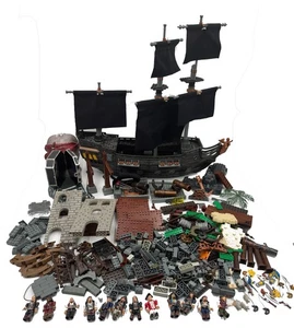 Mega Bloks Pirates of Caribbean: Black Pearl Water Wheel Duel Port Royal & Bayou - Picture 1 of 10