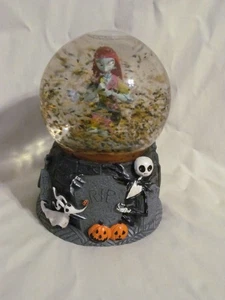 Nightmare Before Christmas Sally Snow Motion Musical Globe Snowglobe - Picture 1 of 1