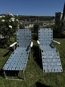 COPPIA di sedie pieghevoli vintage blu e bianche tessuto esterno prato chaise longue - Foto 1 di 14