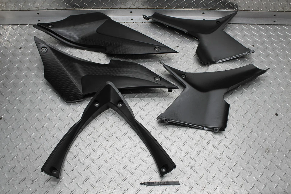 Yamaha YZF R3 2016 cubiertas de tanque lado izquierdo derecho con interior/carenado en V inferior Foto 1 de 4