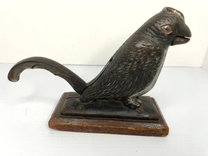 Antiguo Cascanueces Figura Loro Hierro Fundido con Base de Madera - Imagen 1 de 6
