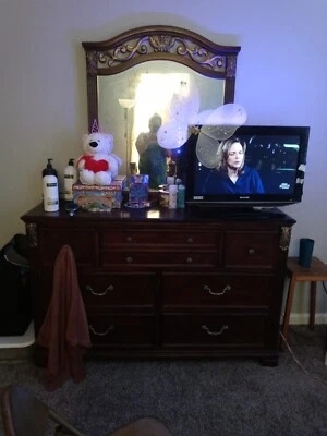 queen bedroom set furniture used - Image 1 of 3