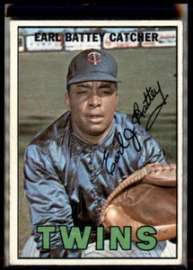 1967 Topps #15 Earl Battey (crease) - Picture 1 of 2