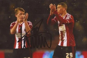 FOTO DE ACCIÓN 6x4 firmada por Louis Reed de Sheffield United + certificado de autenticidad - Imagen 1 de 1