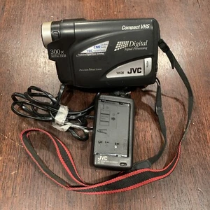 JVC Compact VHS Digital Zoom Camcorder GR-AX750U Ladegerät und Akku - Bild 1 von 7
