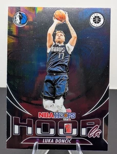 2023-24 PANINI PREMIUM STOCK LUKA DONCIC INSERTO HOOPLA #7 DALLAS MAVERICKS - Foto 1 di 2