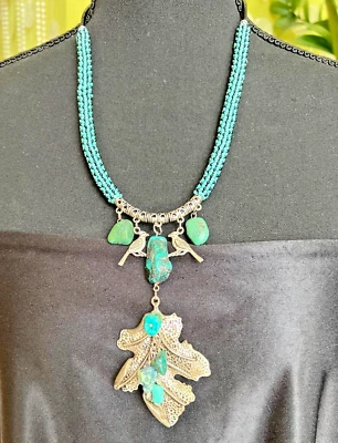 Collar llamativo en estilo boho sobre cuerda negra colgante hecho a mano con turquesa Foto 1 de 4