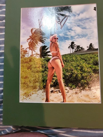 Halsey Signed 8x10. UNBELIEVABLE ASS! PIC comes with matte Cover