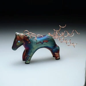 Estatuilla adorno caballo espíritu hecha de cerámica Raku con alambre de cobre firmada - Imagen 1 de 7