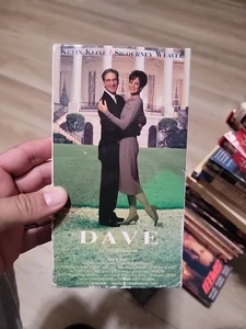 Dave VHS 1993 Video Tape Kevin Kline Sigourney Weaver Ben Kingsley  Comedy - Picture 1 of 2