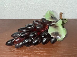 "Racimo de uvas ovalado de vidrio púrpura lúcido retro de mediados de siglo de 7"" de largo para decoración del hogar" - Imagen 1 de 7
