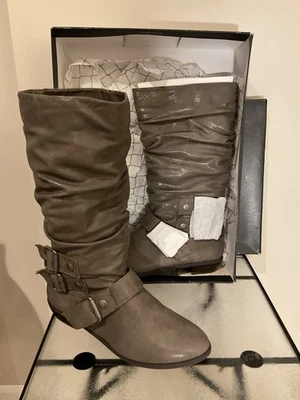 NUEVO CON ETIQUETAS Material Niña Botas Altas Hasta la Rodilla Gris Taupe Elación Para Mujer’s 8.5 Foto 1 de 4