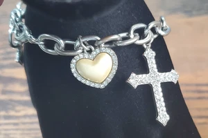 Guess Silver-Toned Metal Charm Bracelet , Hearts, Cross, Key 8" - Picture 1 of 7