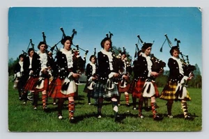 Gaitas Highland Pipe Band para niñas nueva postal Glasgow Nueva Escocia Canadá c.1958 - Imagen 1 de 2