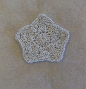 Crochet Blanco-Metálico Plata Estrella Apliques de Costura Acolchado Álbum de Recortes - Imagen 1 de 2
