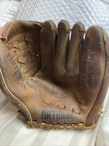 National Sporting Goods Corp Autographed Baseball Glove NSG01 RHT - Picture 1 of 13