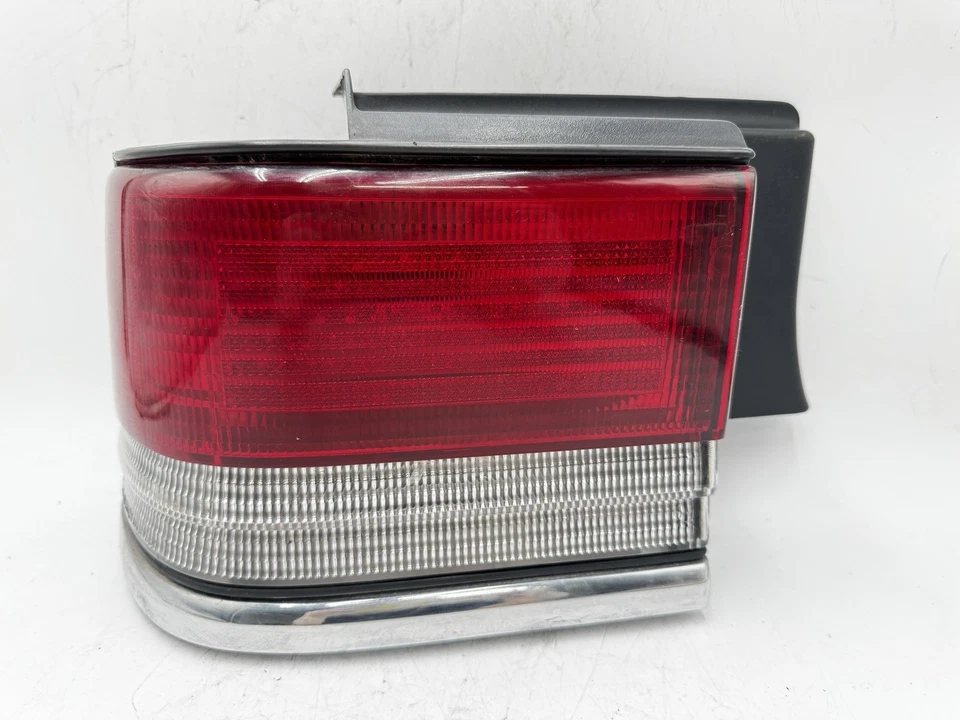 Luz trasera exterior del lado del conductor Plymouth Acclaim LH 1989-1991 OEM 166-01386L Foto 1 de 4