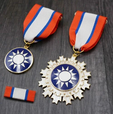 JUEGO DE CINTA MEDALLA INSIGNIA OFICIAL KMT CHINO SEGUNDA GUERRA MUNDIAL BANDERA KMT Foto 1 de 4