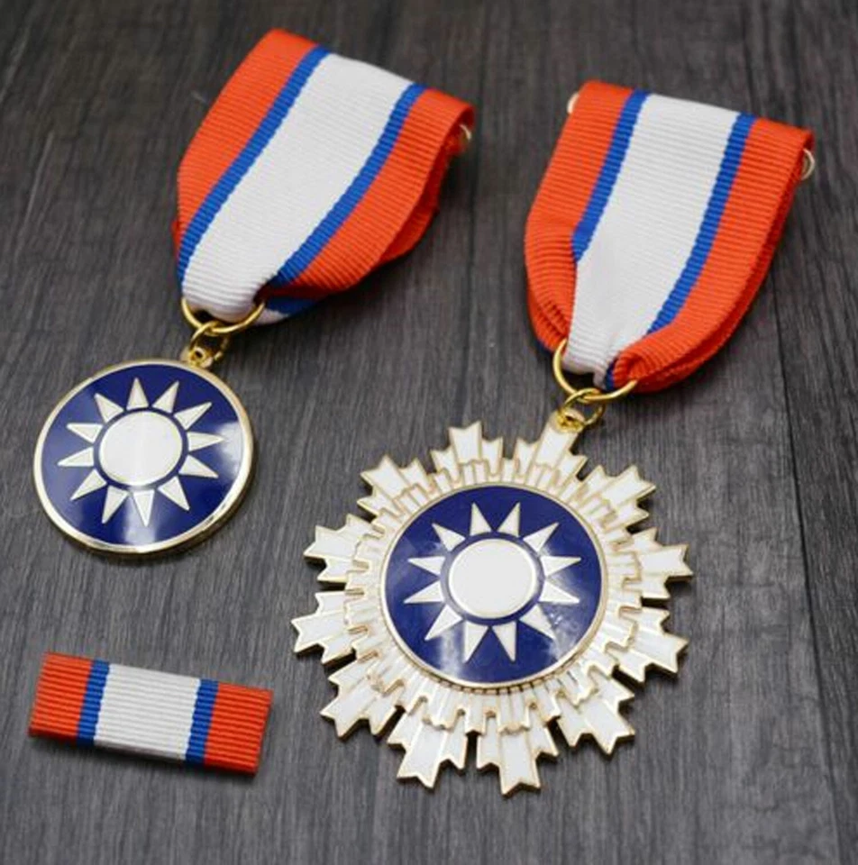 JUEGO DE CINTA MEDALLA INSIGNIA OFICIAL KMT CHINO SEGUNDA GUERRA MUNDIAL BANDERA KMT Foto 1 de 4