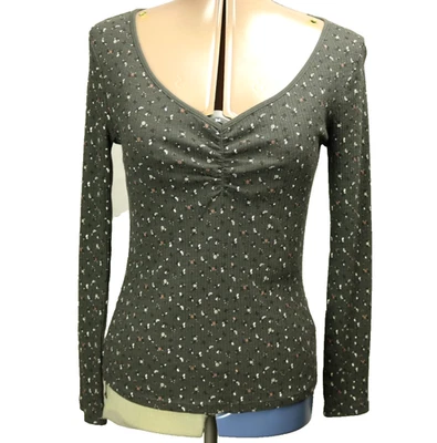 Top Old Navy Ditsy Floral Acanalado Tejido Manga Larga Cuello en V Acanalado en Busto Gris L Foto 1 de 4