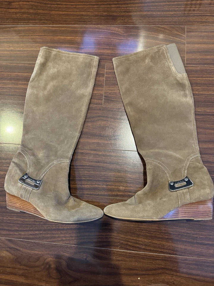 Botas hasta la rodilla de gamuza con cuña Calvin Klein Elly talla 8,5 tostadas plateadas con hebilla con logotipo Foto 1 de 4