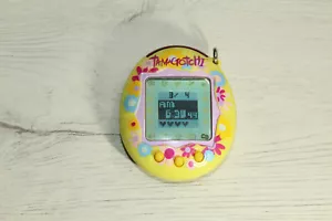 BANDAI WIZ ORIGINAL 2004 "TAMAGOTCHI CONNECTION V2" YELLOW WITH FLOWE BANDAI EUR - Imagen 1 de 4