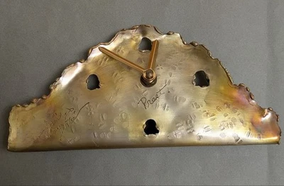 Relógio de quartzo onda de metal dourado por artista Akiko data, 10x20cm usado - Imagem 1 de 3