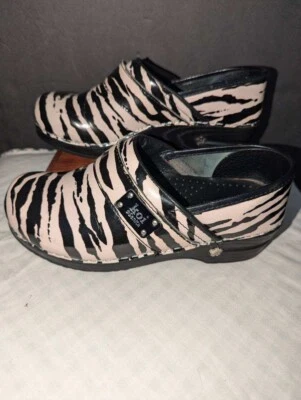 Zebra print Koi Sanita clogs! size 37 Foto 1 de 4