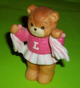 ⭐ VINTAGE ENESCO LUCY RIGG & ME BEAR FIGURINE CHEERLEADER TWO POMPOM 1985⭐ - Picture 1 of 2