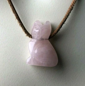 Edelsteinanhänger, Rosenquarz, Katze, Kette, Heilstein, Schmuck, ca. 2,5 cm - Bild 1 von 3