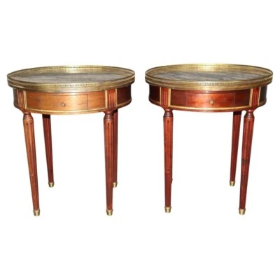 Par de mesas Bouillotte Gueridons de latón con tapa de mármol recortadas firmadas por Maison Jansen Foto 1 de 4