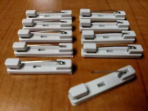 Paquete de 10 imperdibles con etiqueta de nombre blanco con respaldo adhesivo | Hallazgos de la insignia - Imagen 1 de 1
