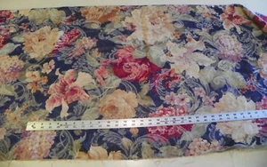 Tela/tela de tapicería azul oscuro crema borgoña con estampado de flores 1 yarda F768 - Imagen 1 de 1