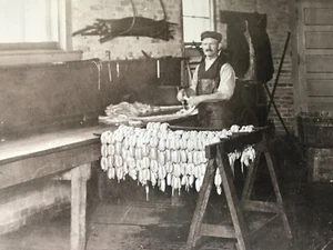 Vintage Metzgerei Wurstmacher Wurstglieder Füllung Fleisch Marktarbeiter - Bild 1 von 1