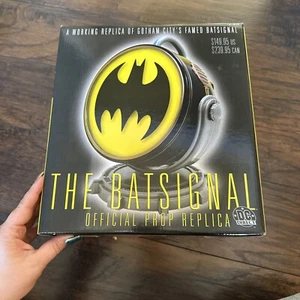 DC Comics DIRECT The Official Batman Batsignal 2001 Replica Prop Ufficiale RARO - Foto 1 di 11