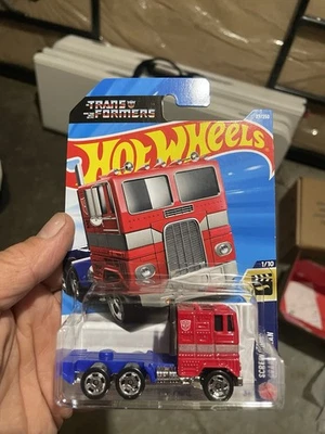 Hotwheels Optimus Prime 2025 (transformadores) - dañado - nuevo Foto 1 de 3