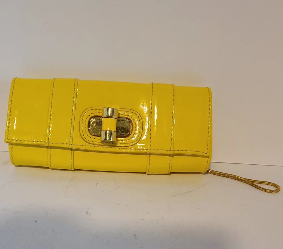 TARAH SMITH AMARILLO CHAROL PULSERA CLUTCH MONEDERO FORRADO CIERRE GIRATORIO Foto 1 de 4