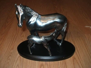 10" große silberne Metallskulptur Stute stillendes Fohlen auf Holzsockel - KOSTENLOSER VERSAND - Bild 1 von 6