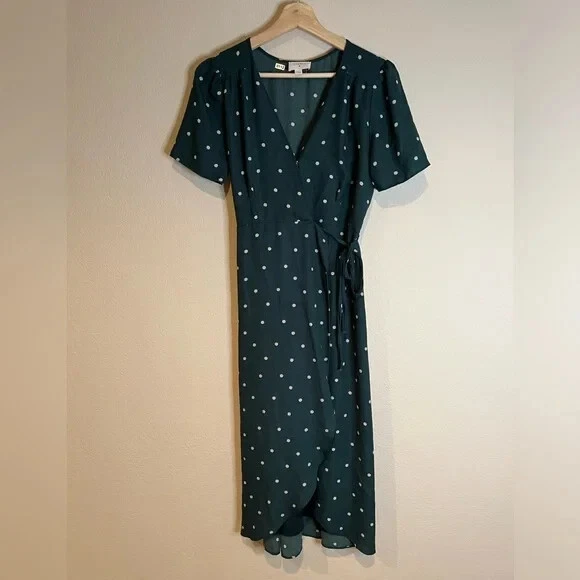 Vestido Everly para mujer verde a lunares excedente cuello en V manga corta midi envolvente pequeño Foto 1 de 4