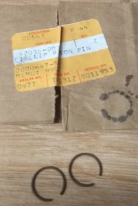 (2) Kawasaki KX80,KDX80,KE100 Pin Pistone Circlip NOS 92036-003 - Foto 1 di 3