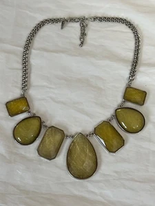 Collar de moda con eslabones de cadena de piedra grande verde NY&Co - Imagen 1 de 4