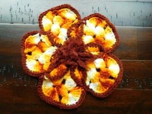Topflappen / Hot Pad mit gehäkelter Blume - Herbstfarben - Bild 1 von 1