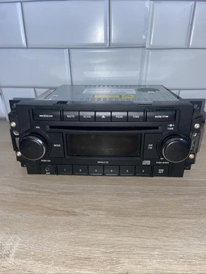 RADIO RECEPTOR JEEP PATRIOT AM-FM CD EQ P05064171AK 2008 Foto 1 de 4