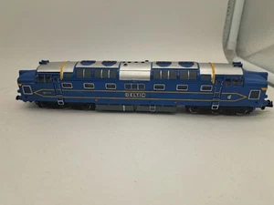 DELTIC D9222 LIBREA AZUL Con Franjas Amarillas Escala OO - Imagen 1 de 6