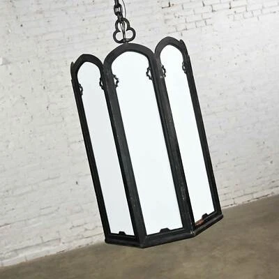 Lámparas góticas o art déco pintadas en negro de hierro forjado y vidrio de leche blanco  Foto 1 de 4