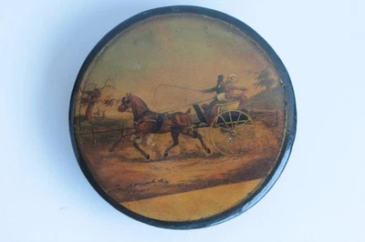 Boite ronde carton bouilli laqué peint Calèche cheval. (59873) - Photo 1/4