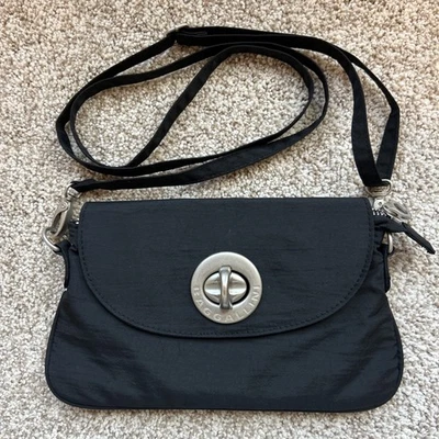 Bolso Bandolera Pequeño Baggallini Negro Nylon Cartera Solapa Bloqueo Giratorio Bolso sin asas Informal Foto 1 de 4