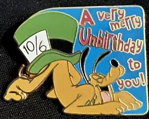 ANTIGUO Cordón Fundido Alfiler Disney Muy Feliz Un Cumpleaños Plutón como Sombrerero Loco - Imagen 1 de 1